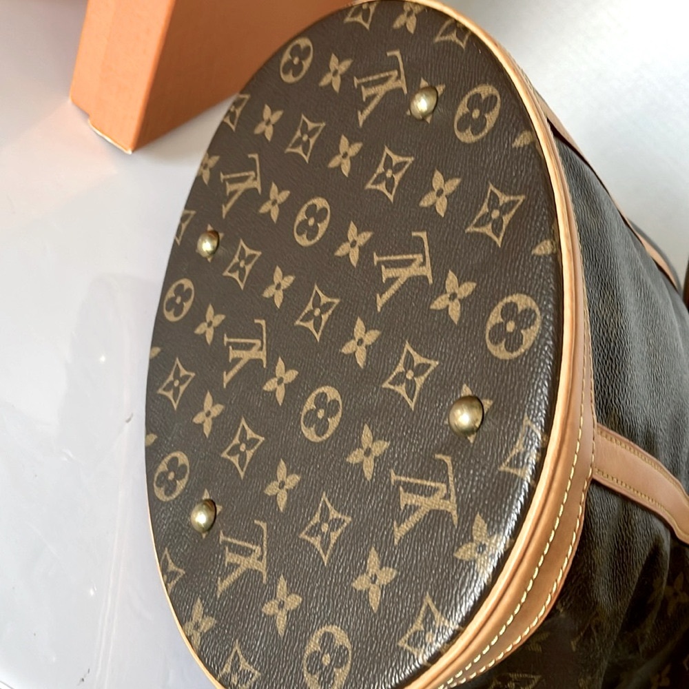Authentic Large Bucket Shoulder Bag Louis Vuitton. - Picture 10 of 17